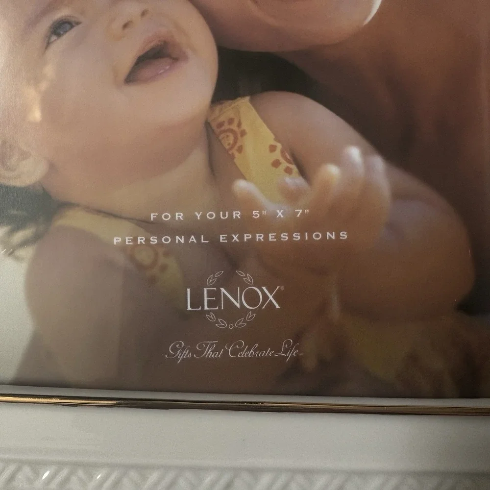 Lenox Portrait Gallery 5x7 Frame New With A Flaw,‎ With Box